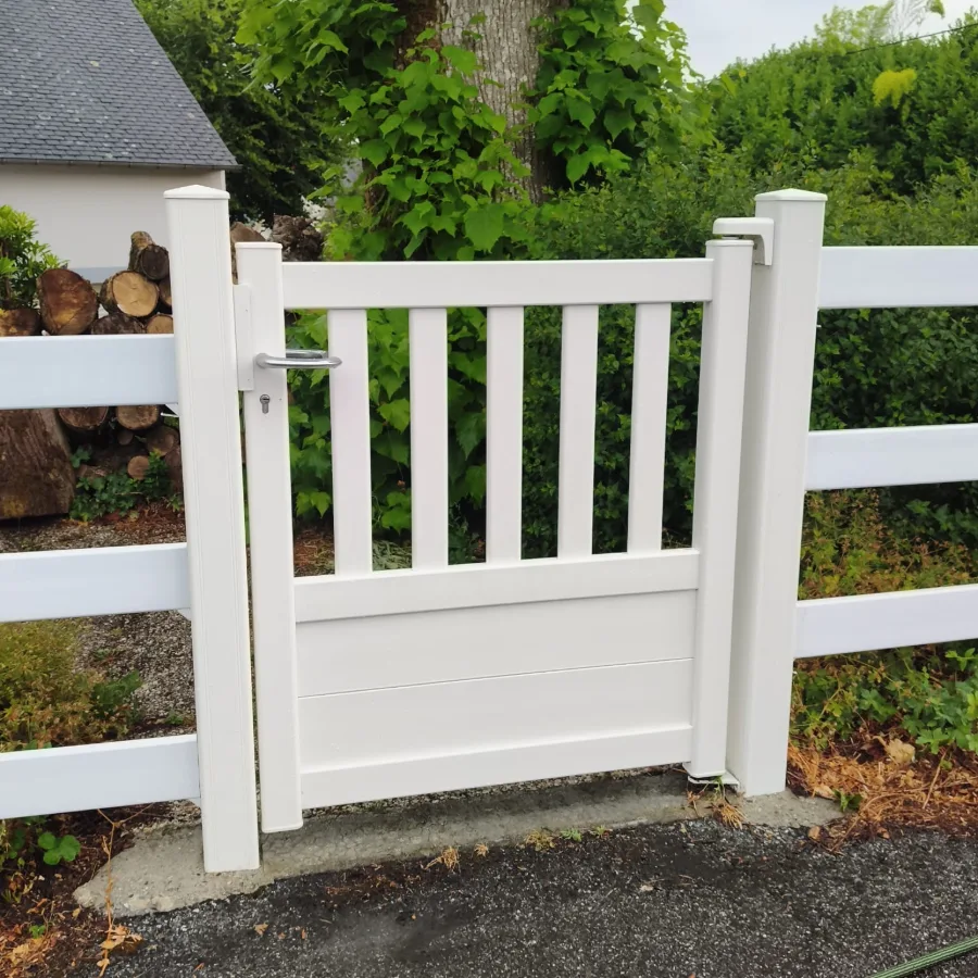 Le même portillon après nettoyage : les panneaux et les poteaux sont uniformément blancs