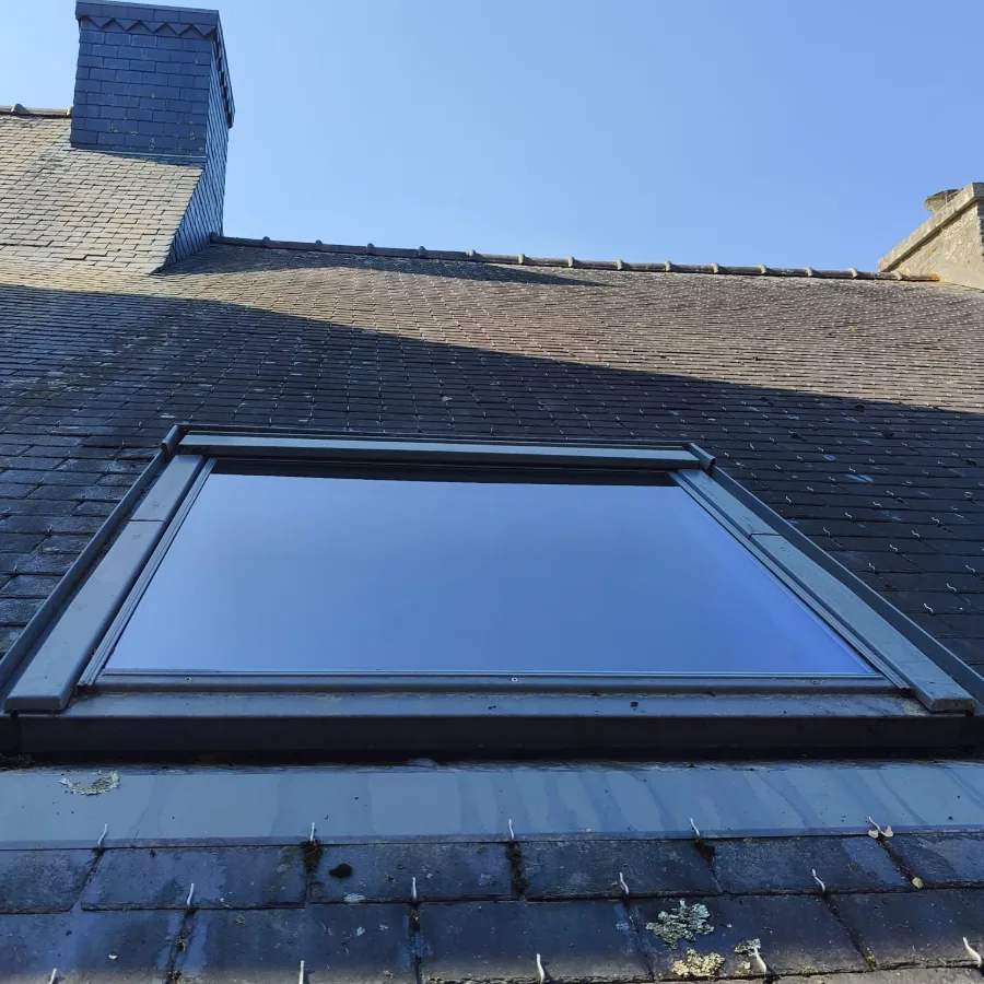 Le même Velux après nettoyage : le verre est redevenu net et réfléchit le bleu du ciel